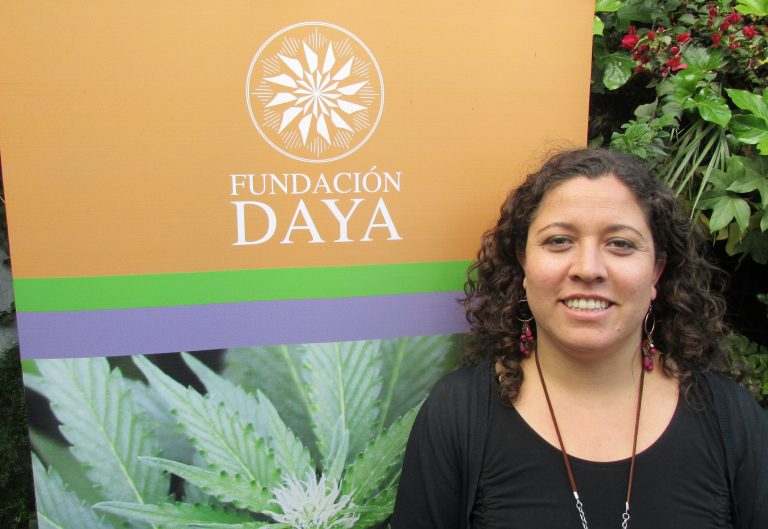 Entrevista a la doctora chilena Constanza Urízar – “La experiencia clínica cotidiana nos muestra la eficacia de la terapia cannábica”